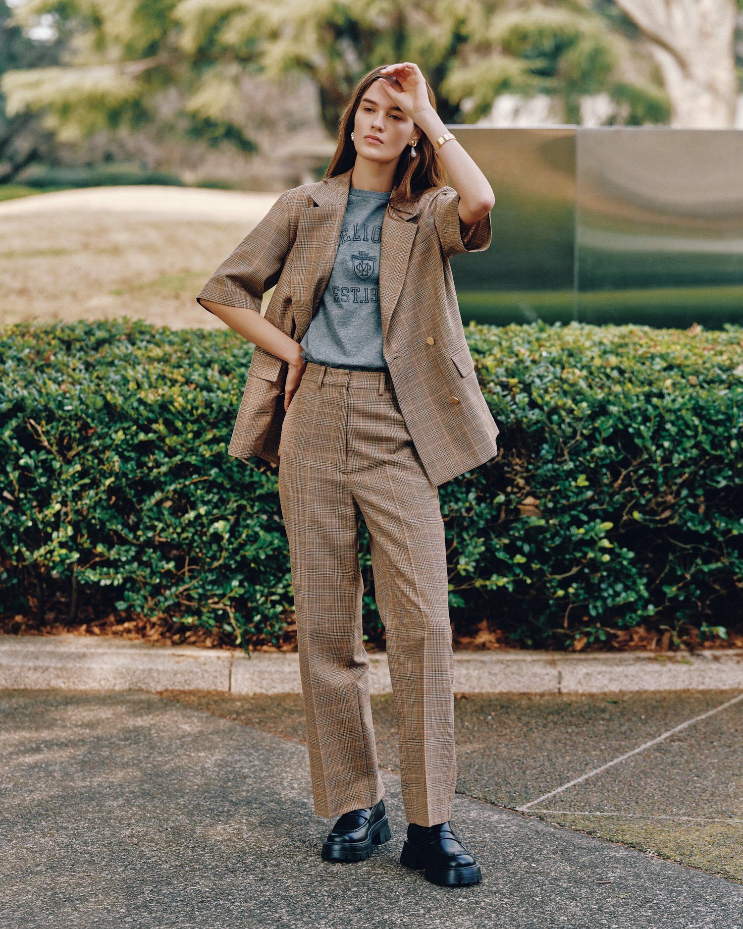 ＵＶカット金釦ハーフスリーブＪＫ、カレッジＴシャツ、ＵＶカットノータックスラックスＰＴ、モカシンローファー、メタルボリュームイヤリング、カーブカラーバングルの着用イメージ