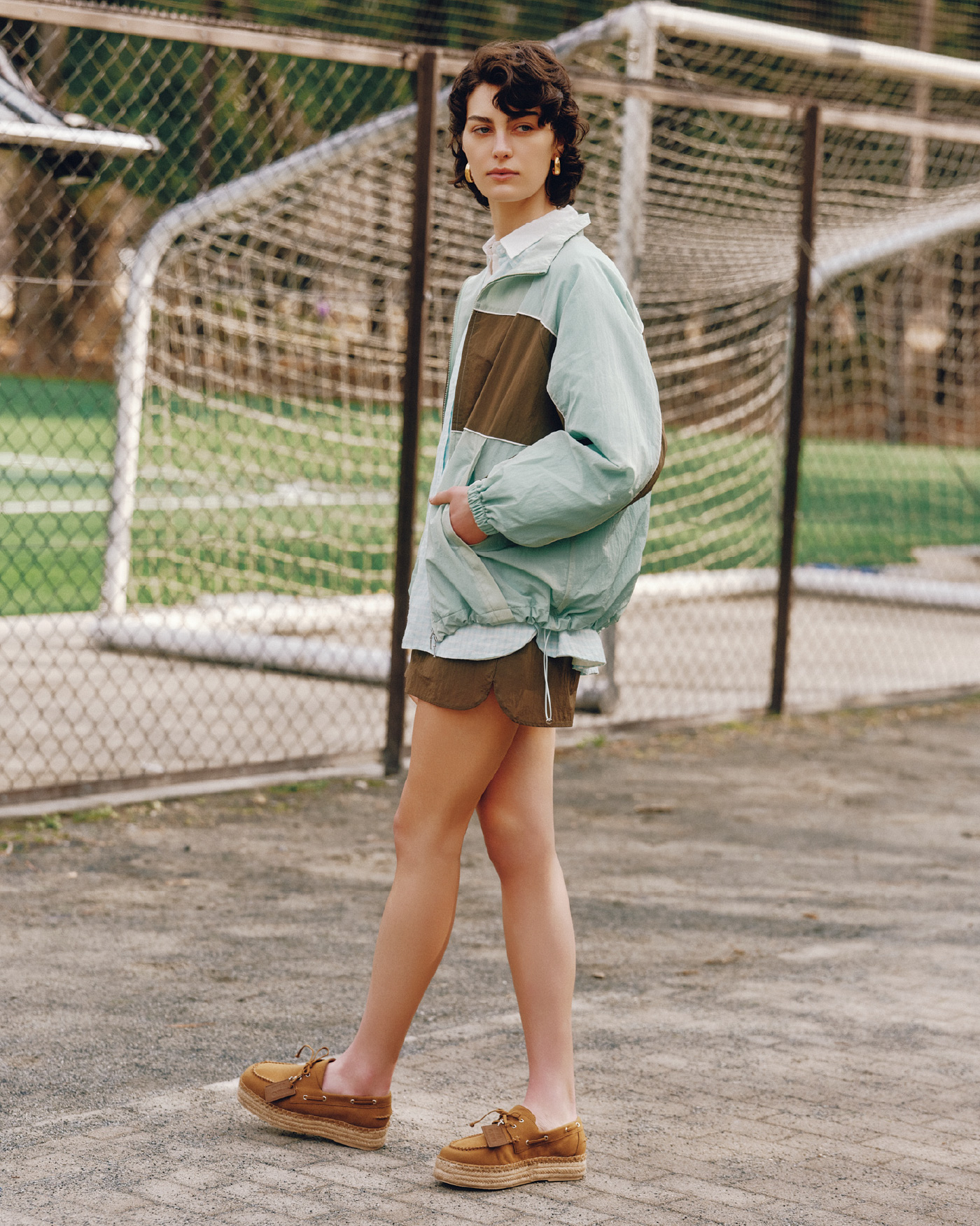 ポケット付きフレンチリネンＳＨ、ナイロンショートパンツ、エスパドリーユシューズ、メタルドロップフープイヤリングの着用イメージ