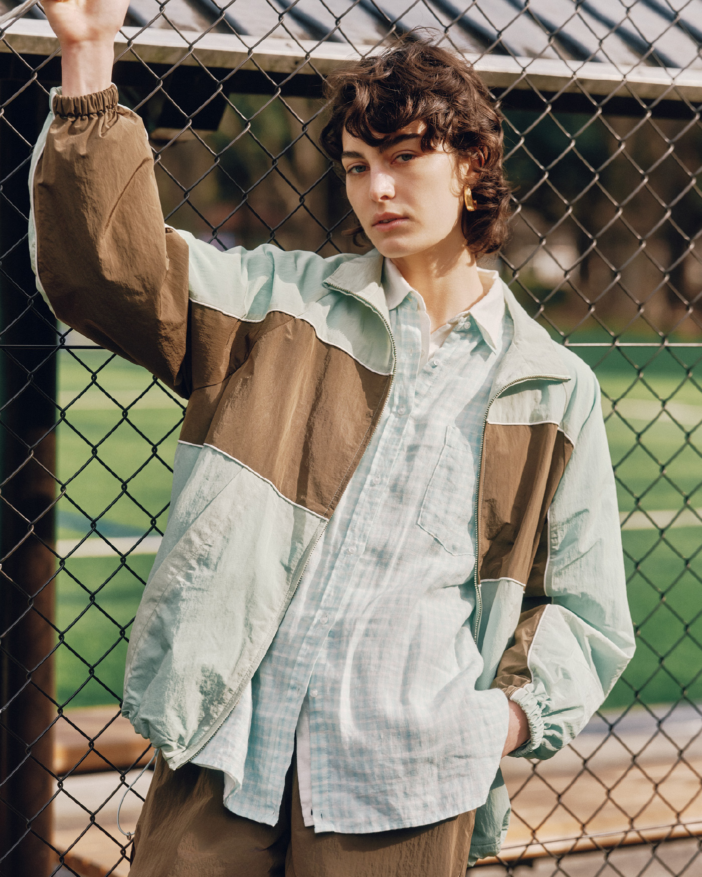 白色のポケット付きフレンチリネンＳＨ、ナイロンショートパンツ、メタルドロップフープイヤリングを着用したモデル画像