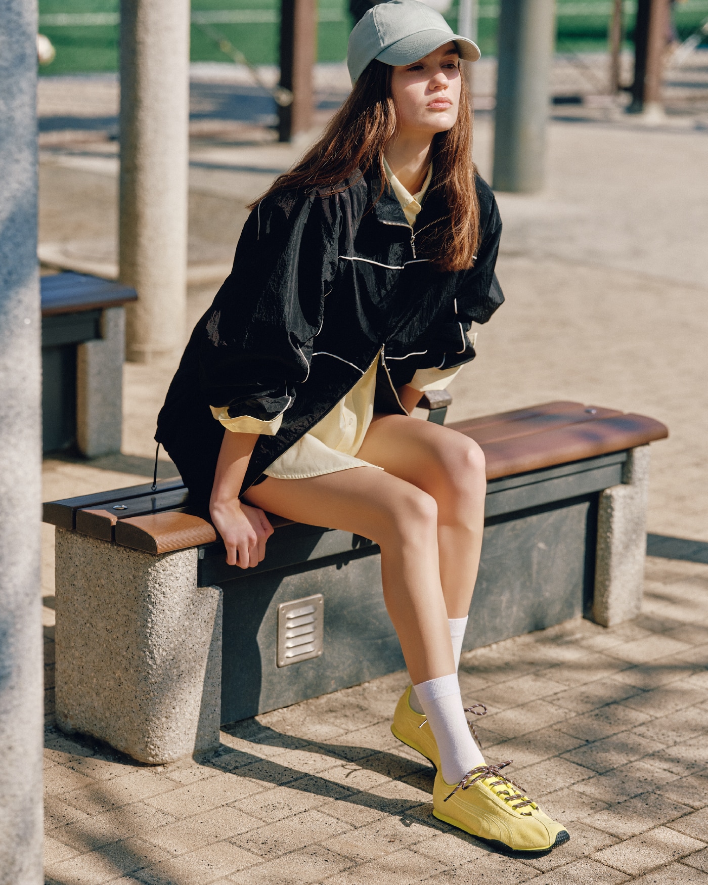 黒のジャケット・イエローのオーバーシャツ・黒のショートパンツ・ミントの刺繍キャップ・ライムのＨ−ＳＴＲＥＥＴ　ＥＸＣＬＵＳＩＶＥを合わせたコーディネート