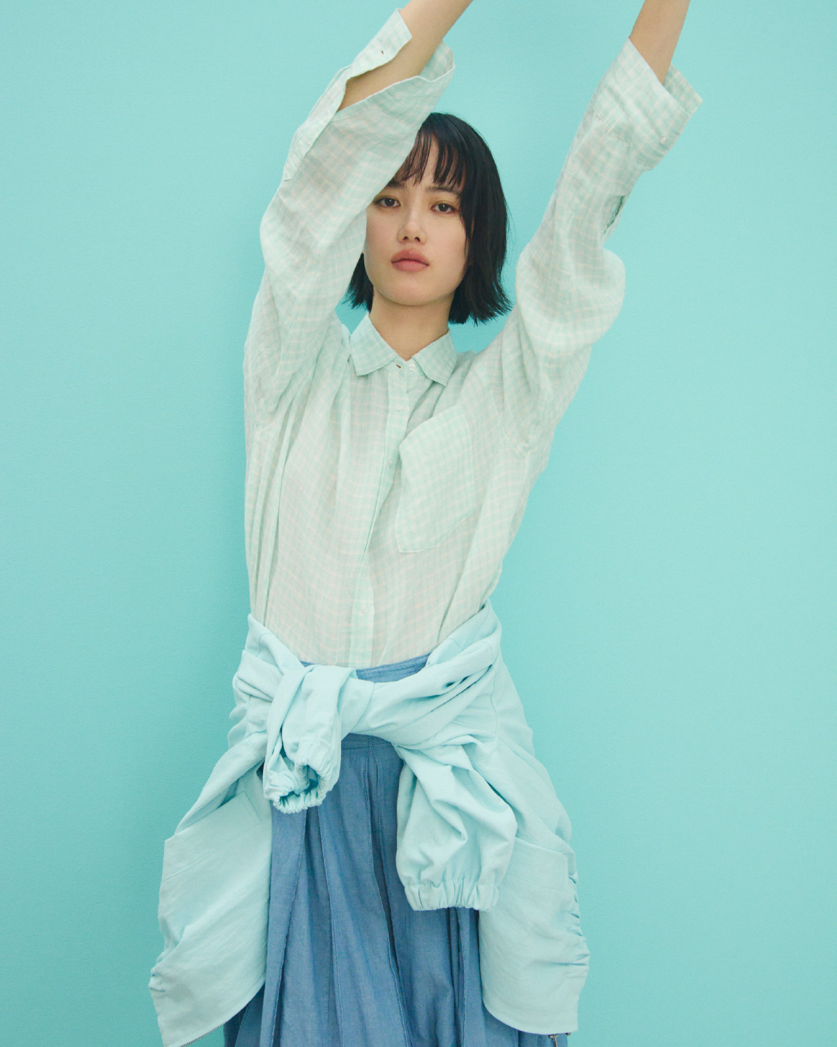 フォルムデザインスウィングトップ、ポケット付きフレンチリネンＳＨ、シアーデニムタックプリーツスカートの着用イメージ