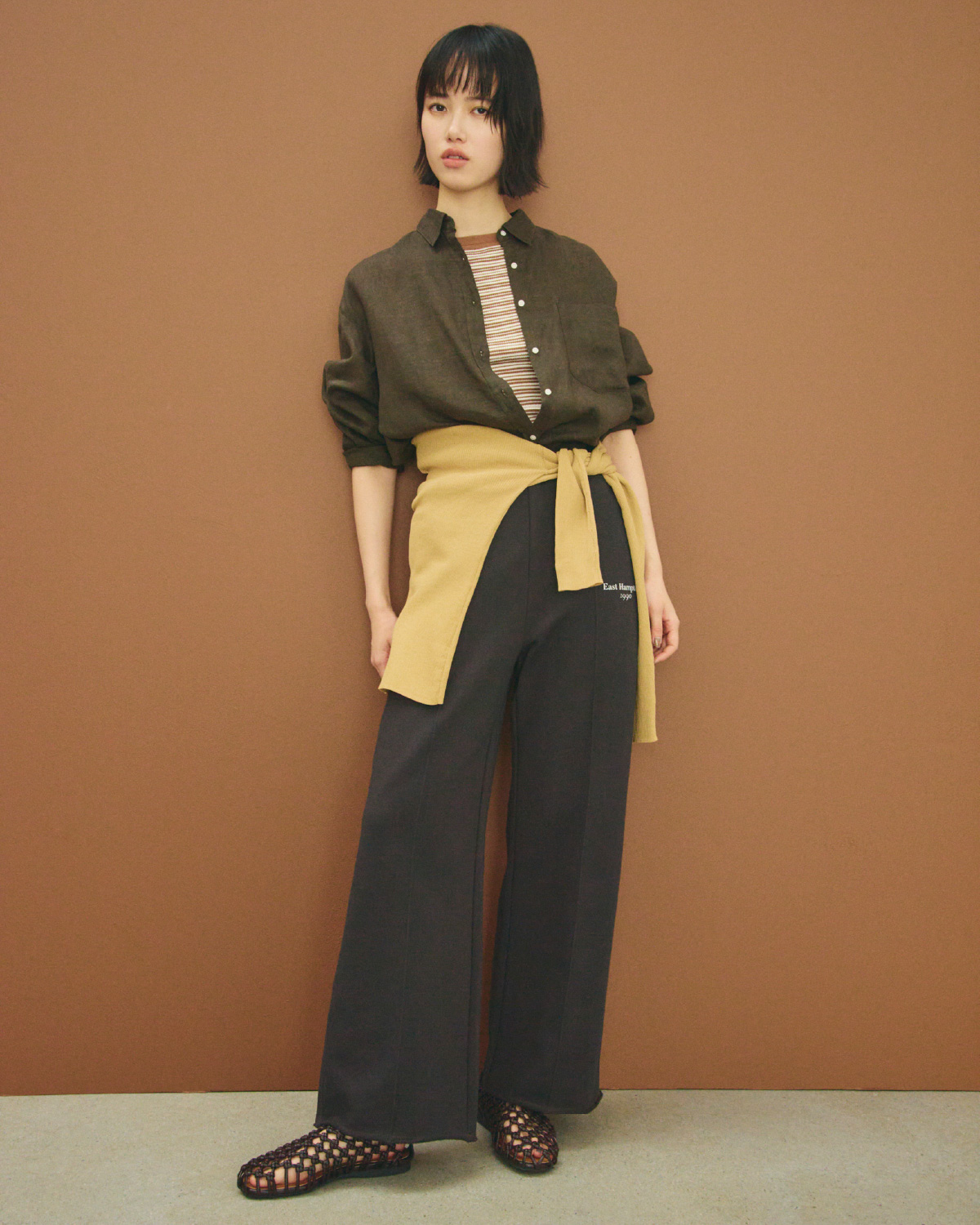 ポケット付きフレンチリネンＳＨ、ＵＶケアアメスリボーダータンク、ハイネックハイゲージシアーリブニット、ストレートスエットパンツ、メッシュバレエの着用イメージ