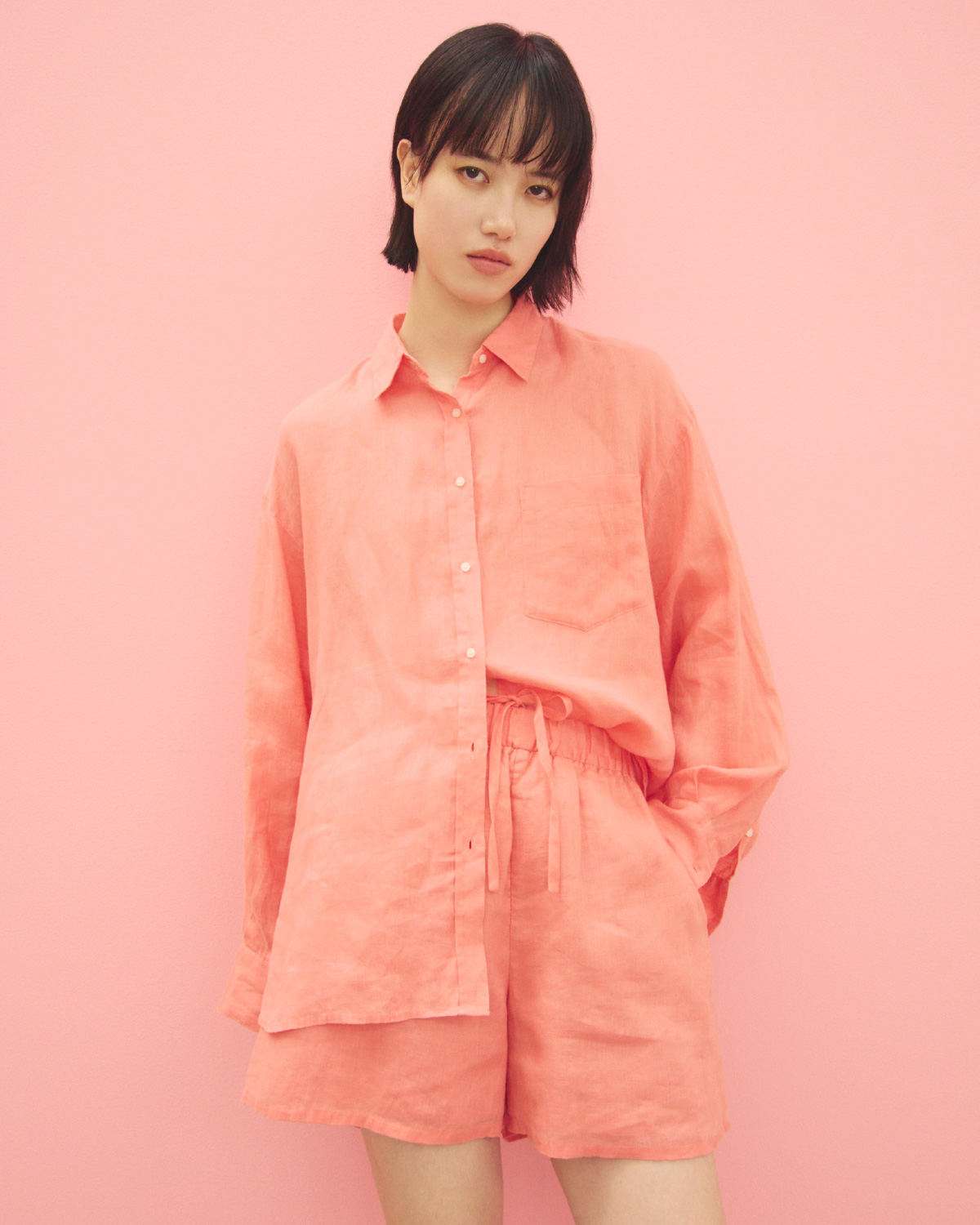 赤い色のポケット付きフレンチリネンＳＨとフレンチリネンショートＰＮを合わせたコーディネート