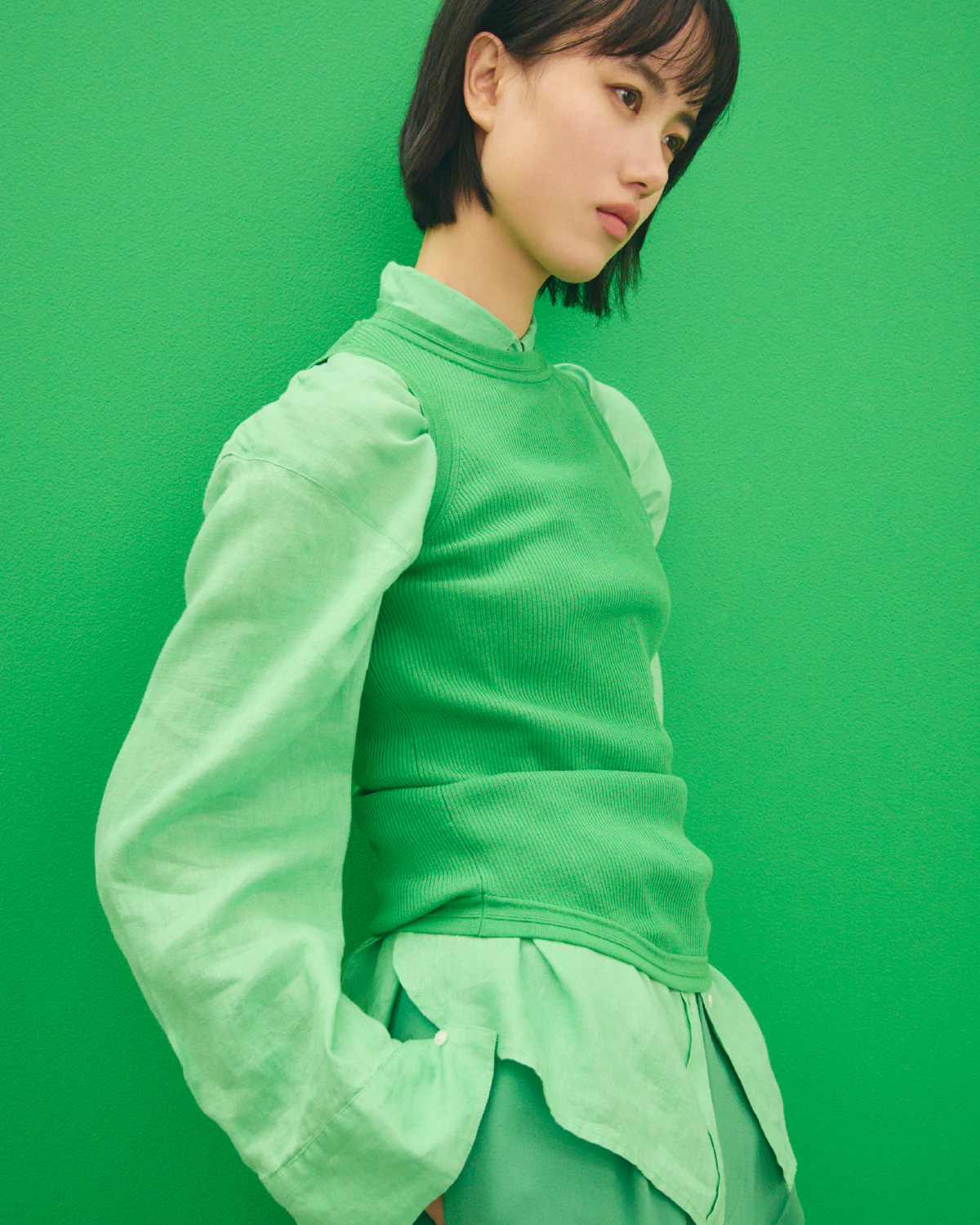 緑色のポケット付きフレンチリネンＳＨ、ＵＶケアアメスリタンク、ドライタッチ２タックワイドＰＴを合わせたコーディネート