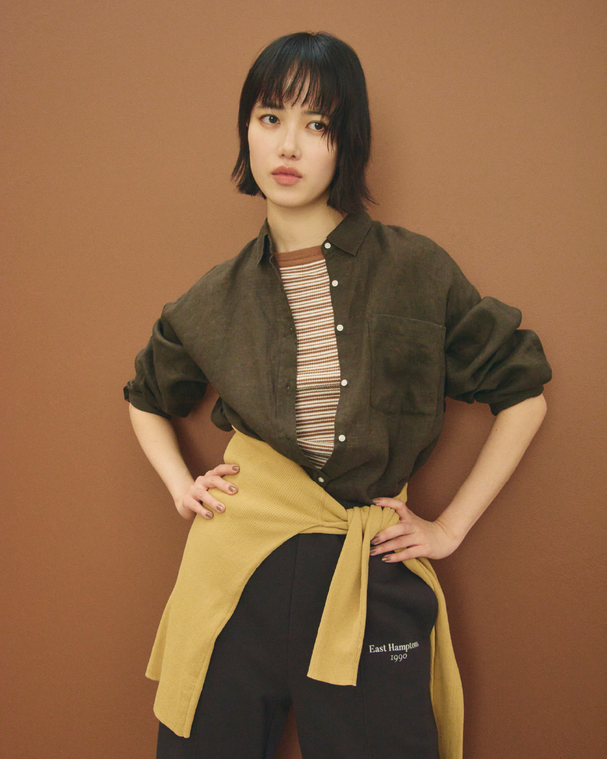 ブラウン色のポケット付きフレンチリネンＳＨ、キャメル色のＵＶケアアメスリボーダータンク、ベージュ色のハイネックハイゲージシアーリブニットを合わせたコーディネート