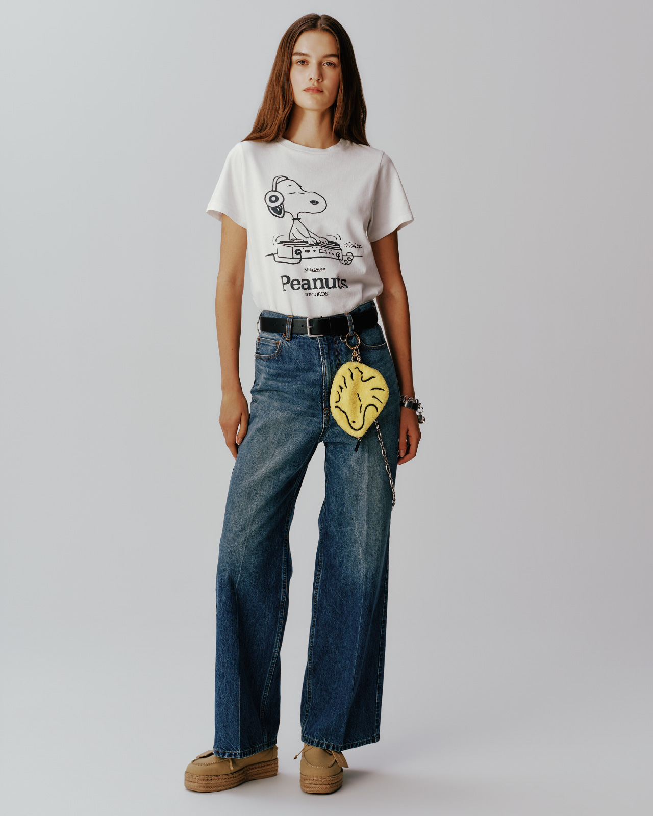 ＰＥＡＮＵＴコラボｓｎｏｏｐｙＴシャツ、バギーフレアデニム、ＰＥＡＮＵＴｓｎｏｏｐｙポーチチャーム、スクエアメタルサルカンベルト、タッセルチャームランダムチェーンベルト、エスパドリーユシューズ、カーブカラーバングル、コインモチーフチェーンブレスを着用したモデル画像