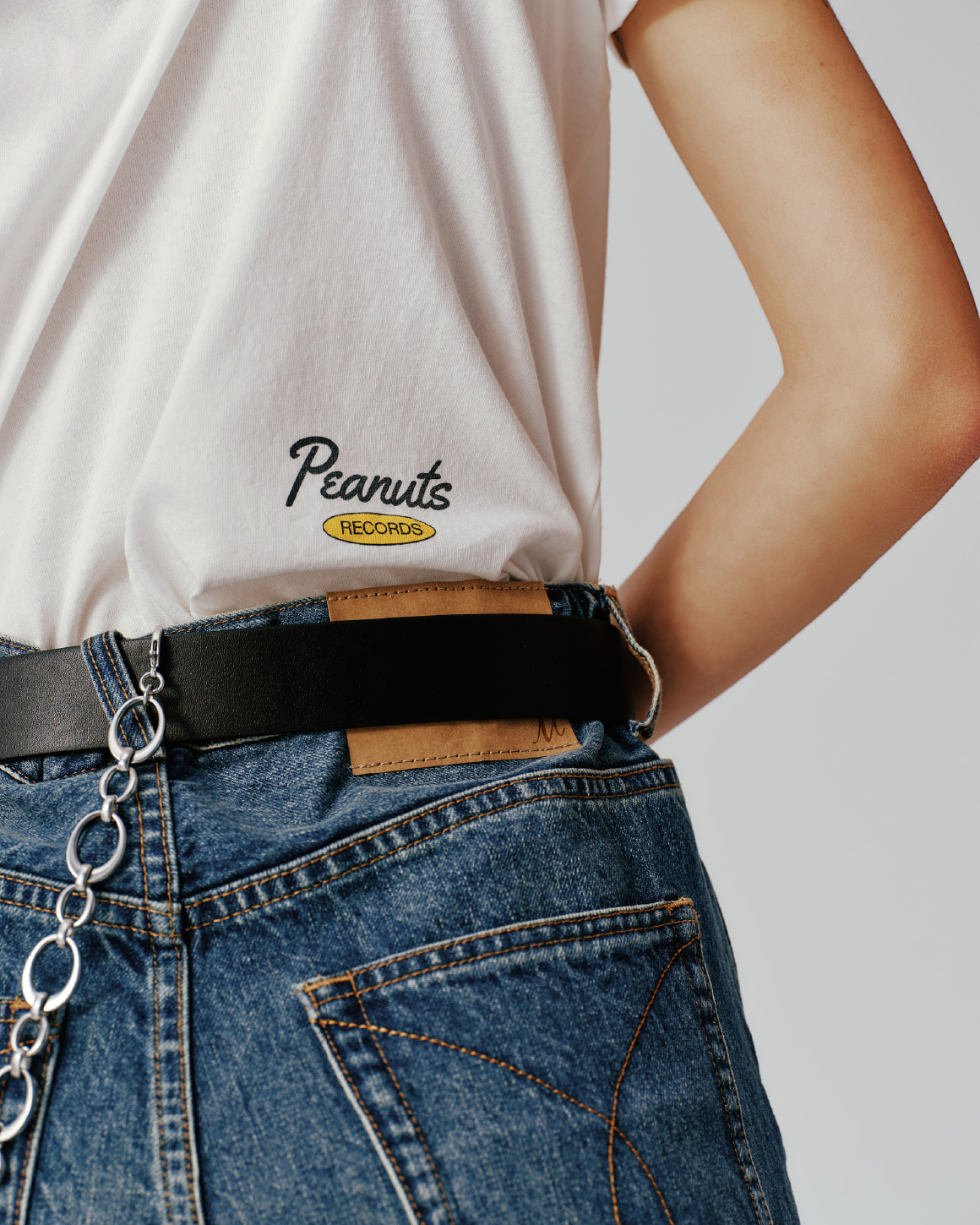 ＰＥＡＮＵＴコラボｓｎｏｏｐｙＴシャツコーディネート、バギーフレアデニム、スクエアメタルサルカンベルト、タッセルチャームランダムチェーンベルトの着用イメージ