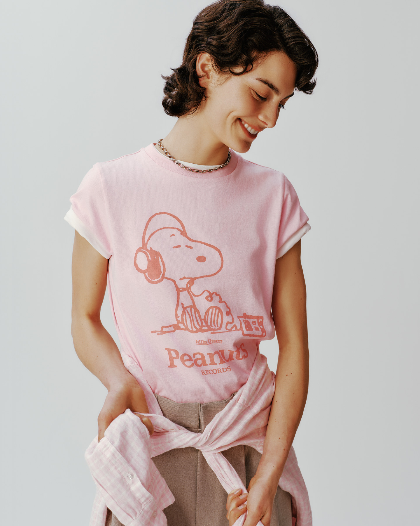 ピンク色のＰＥＡＮＵＴコラボｓｎｏｏｐｙＴシャツ、ソフトタッチ半袖Ｔ／ＳＨ、ポケット付きフレンチリネンＳＨ、ドライタッチ２タックワイドＰＴ、チェーンチョーカーネックレスを合わせたコーディネート