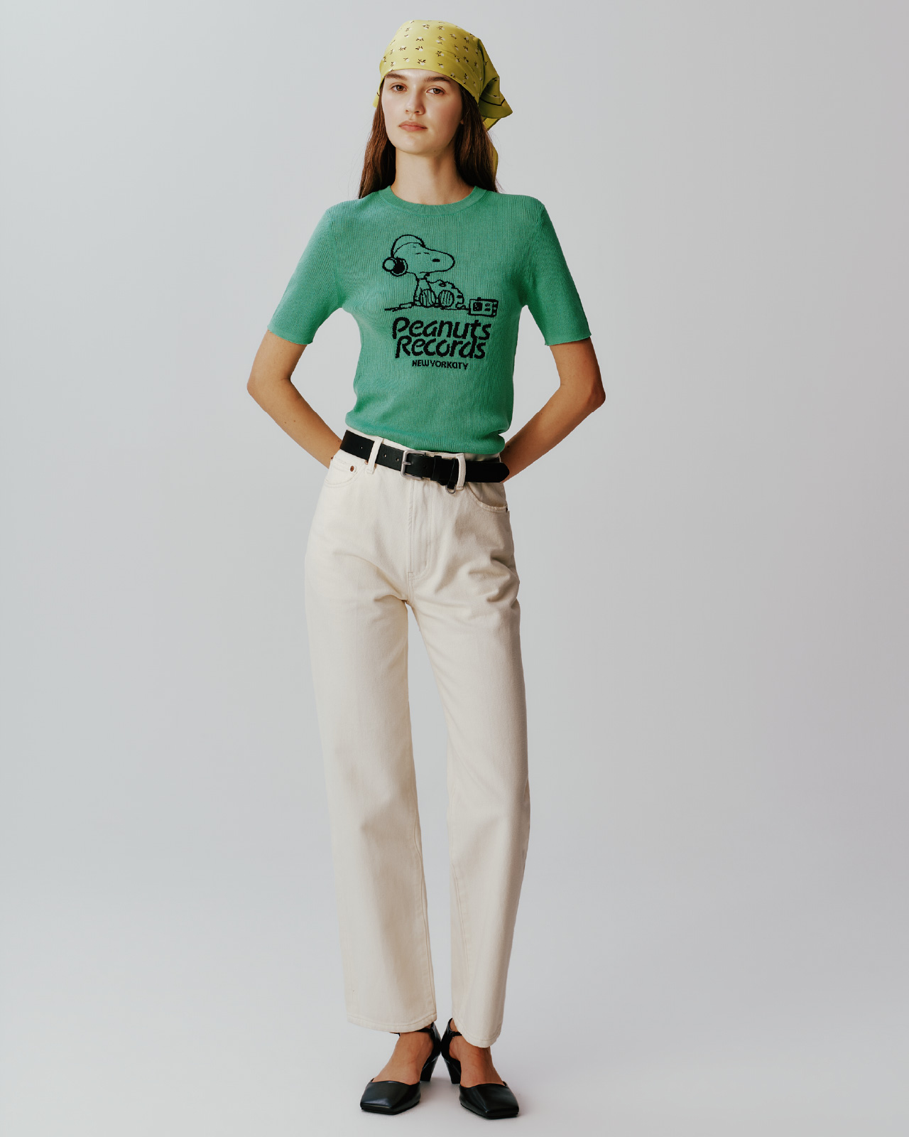 ＰＥＡＮＵＴジャガードリブニットＴＯＰ、ヴィンテージストレートデニム、小花柄ラインスカーフ、スクエアダブルサルカンベルト、アンクルストラップパンプス、パールチェーンブレスの着用イメージ