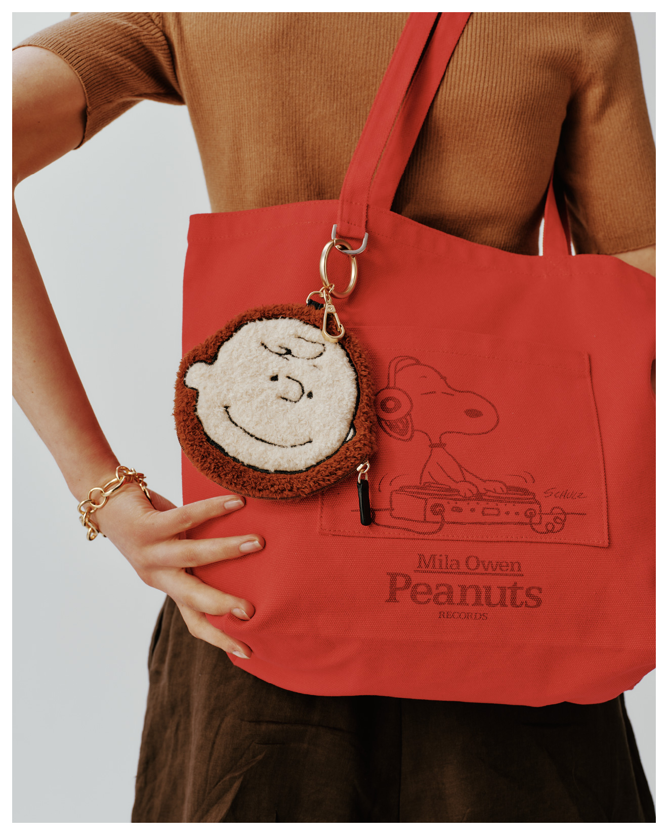 赤色のＰＥＡＮＵＴｓｎｏｏｐｙトートバッグとＰＥＡＮＵＴｓｎｏｏｐｙポーチチャームを合わせたコーディネート