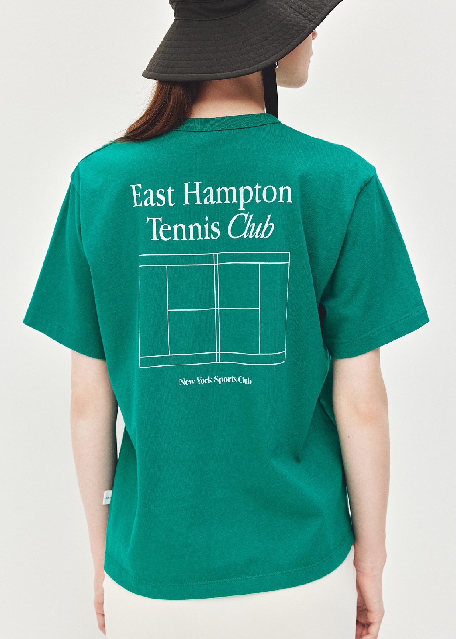 グリーンのTENNIS CLUBグラフィックTシャツ・アイボリーのウエストゴムキュプラナロースカート・イヤリング・チャコールグレーのバケットハット・オリーブのプラットフォームクロスサンダルを合わせたコーディネート