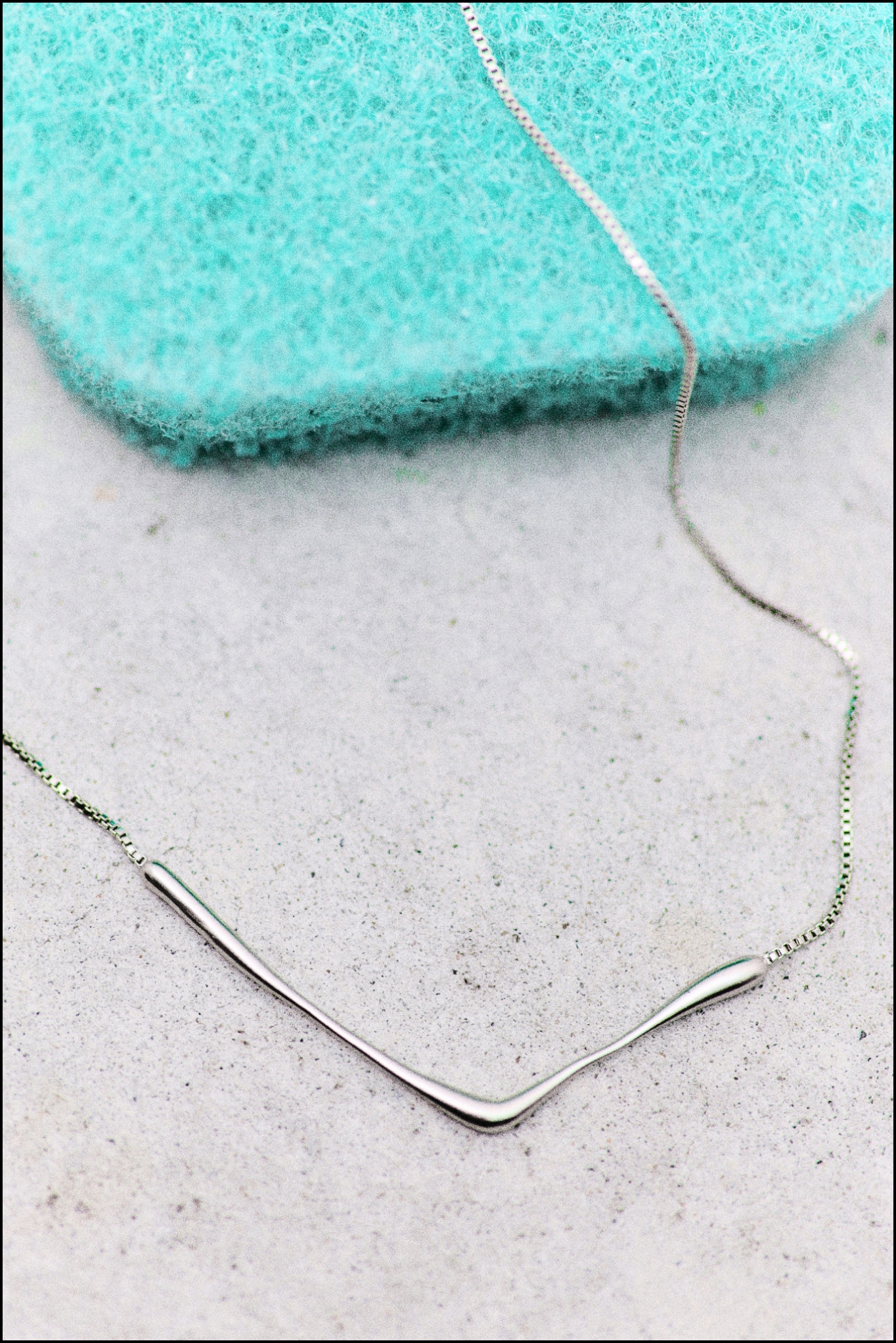 【EVERYDAY PROOF JEWELRY 】Vモチーフネックレスの商品写真