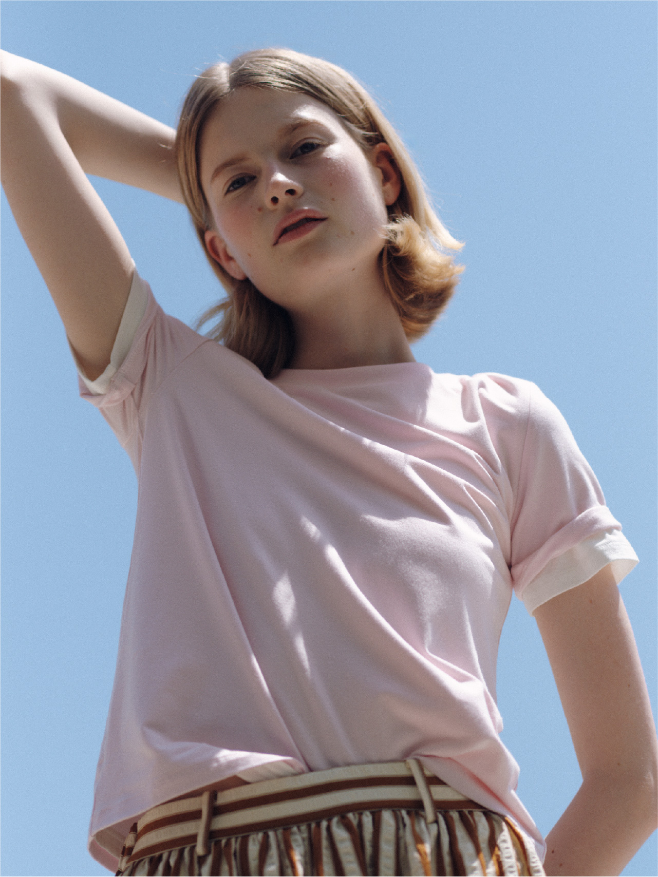 ピンク色のICEDFABRIC+®コンパクトTシャツを着用した女性のイメージ