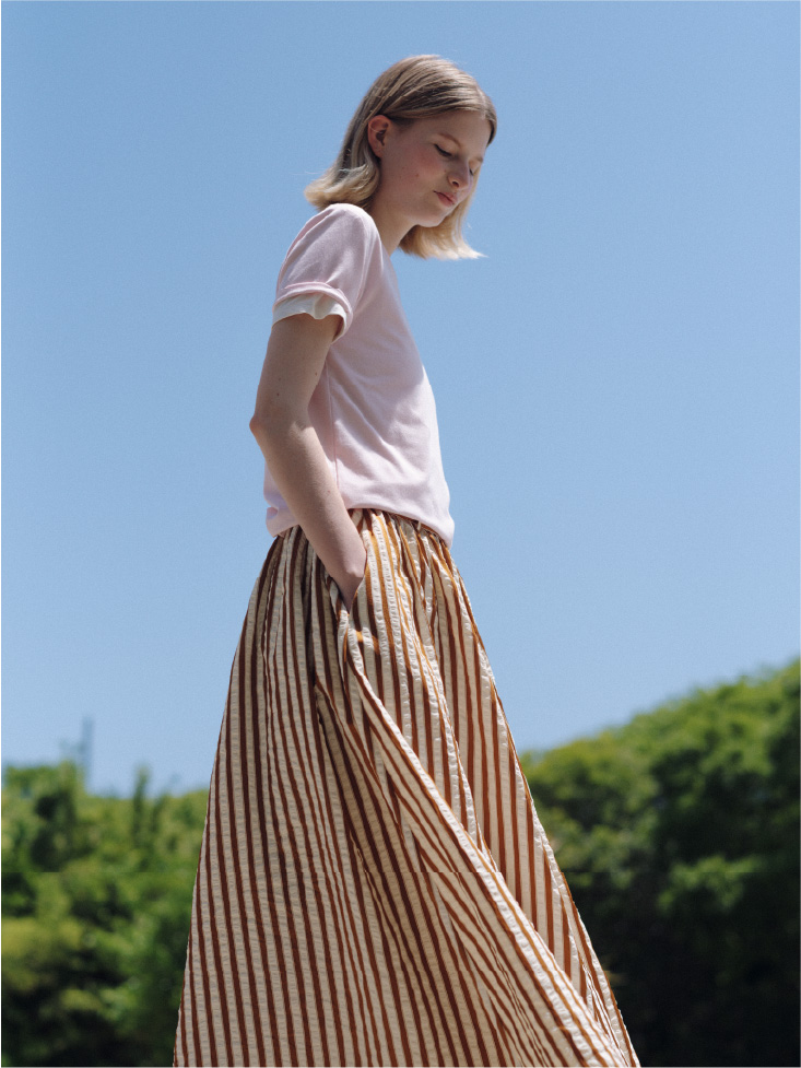ICEDFABRIC+®コンパクトTシャツ、サッカーストライプボリュームSKを着用したモデル画像