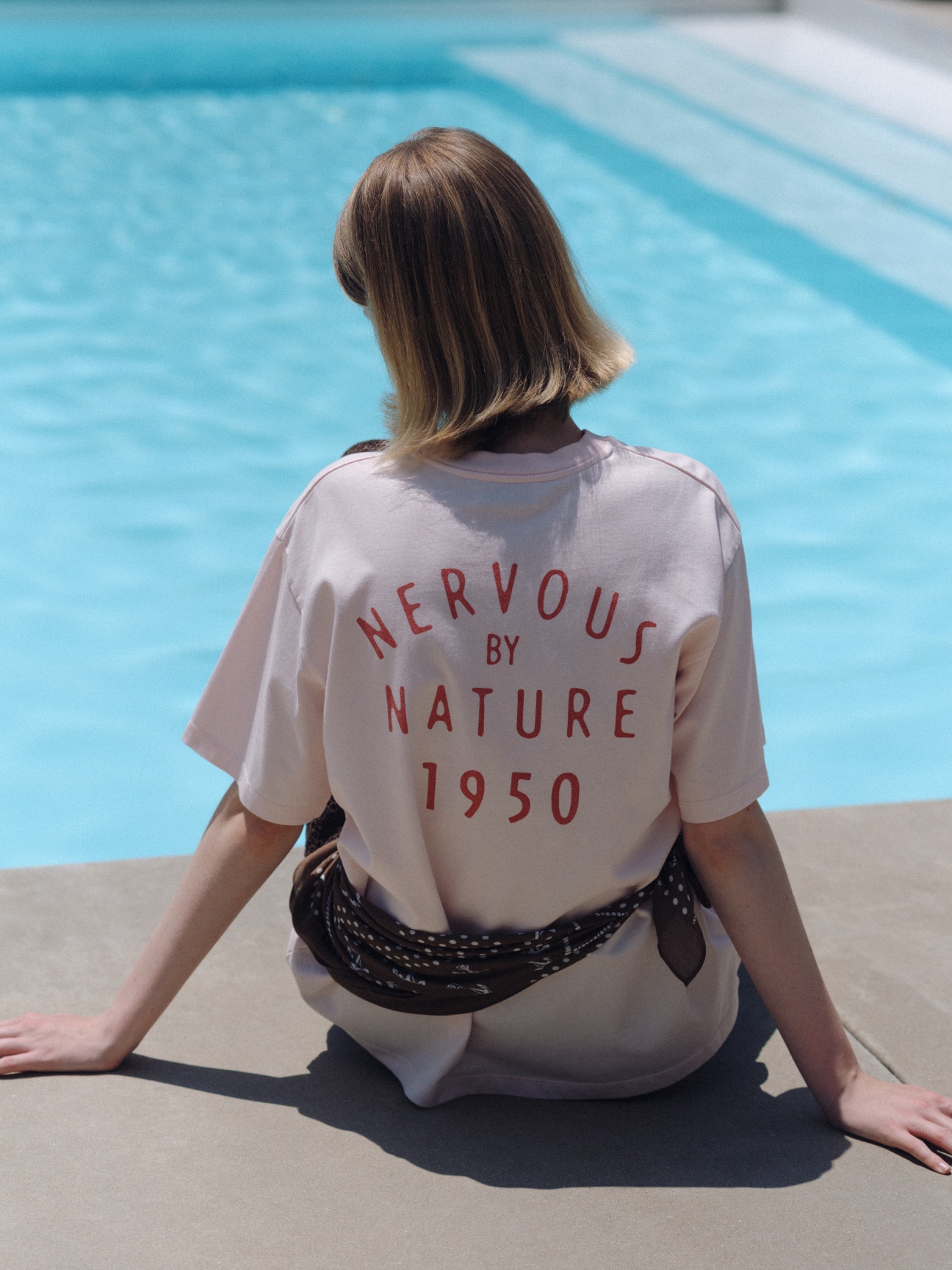 【Peanuts】グラフィックTシャツ・クロシェニットパンツ・ピアス・バンダナ柄スカーフのコーディネート