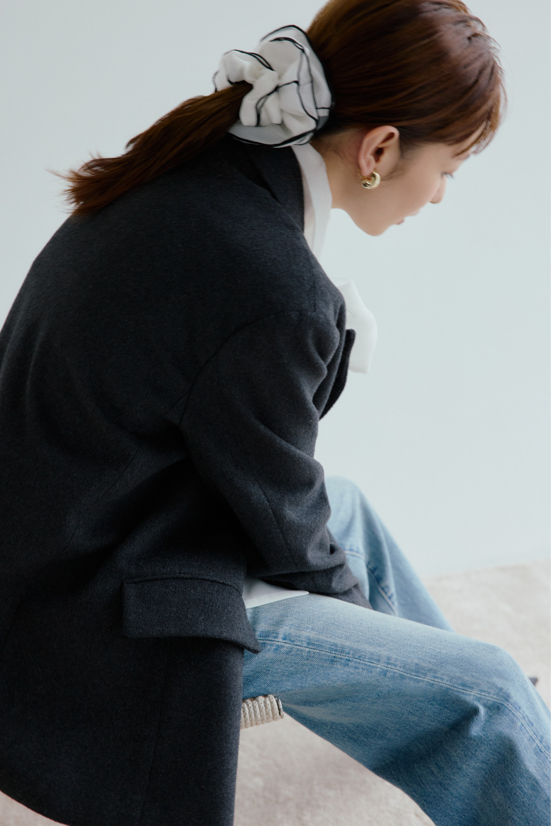 Style 02 Blouse & Scrunchie の着用カット 2枚目