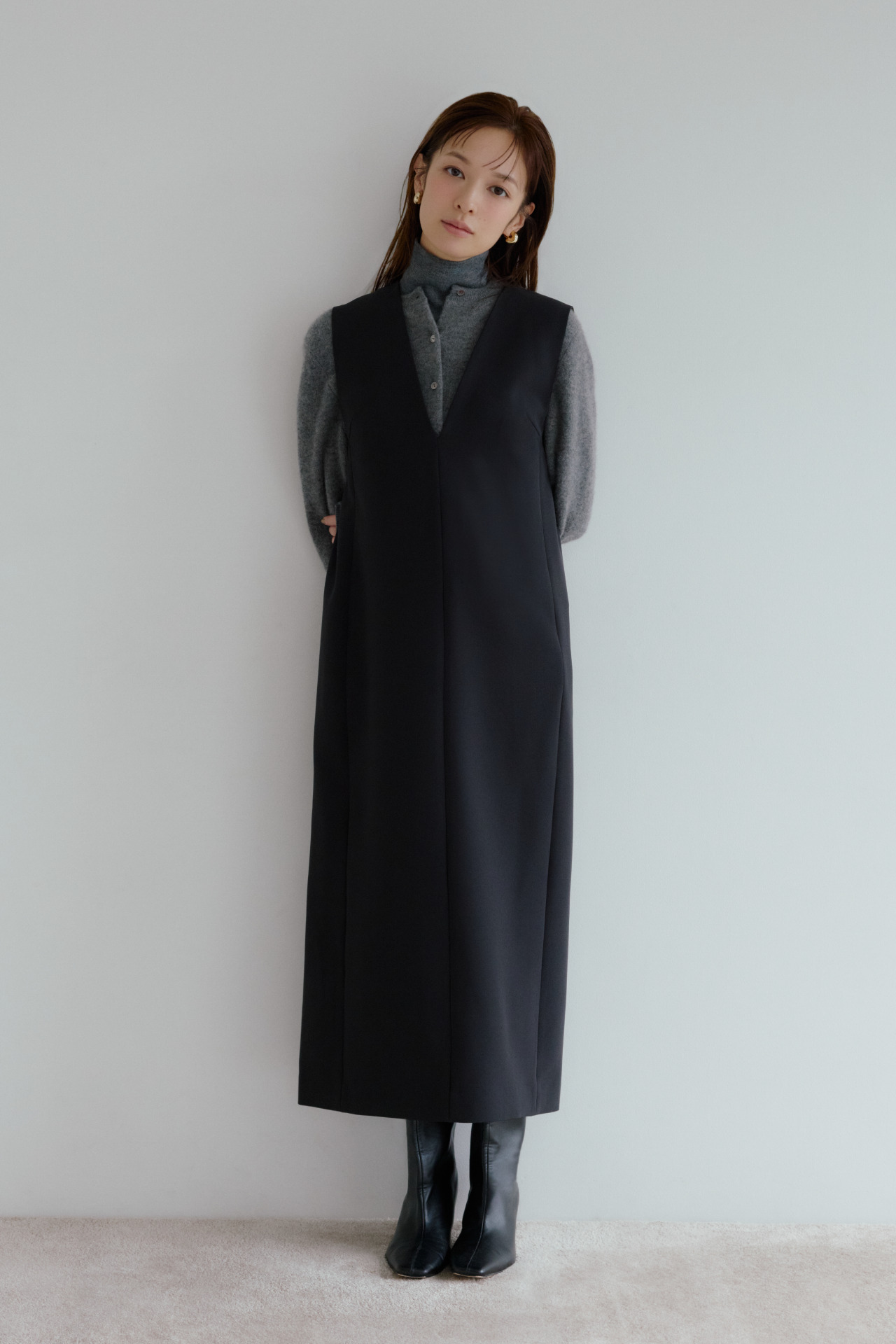 Style 04 V-Neck One-Piece の着用カット 1枚目