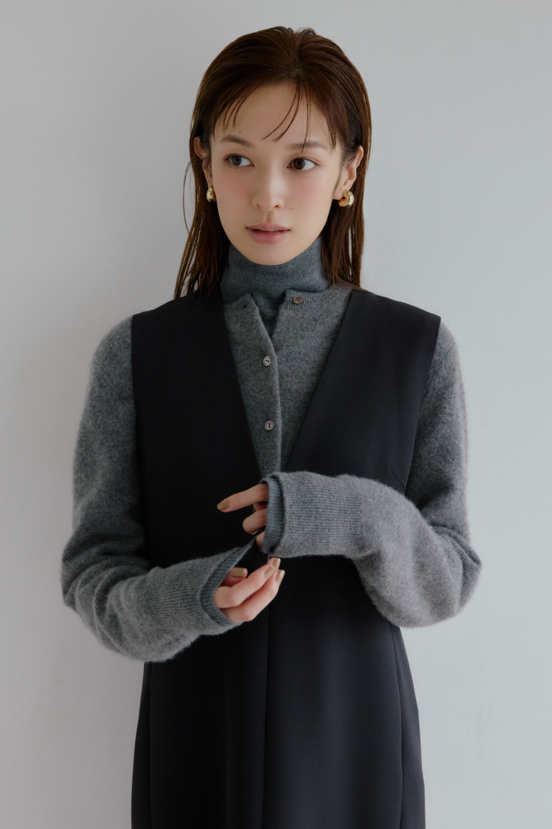 Style 04 V-Neck One-Piece の着用カット 2枚目