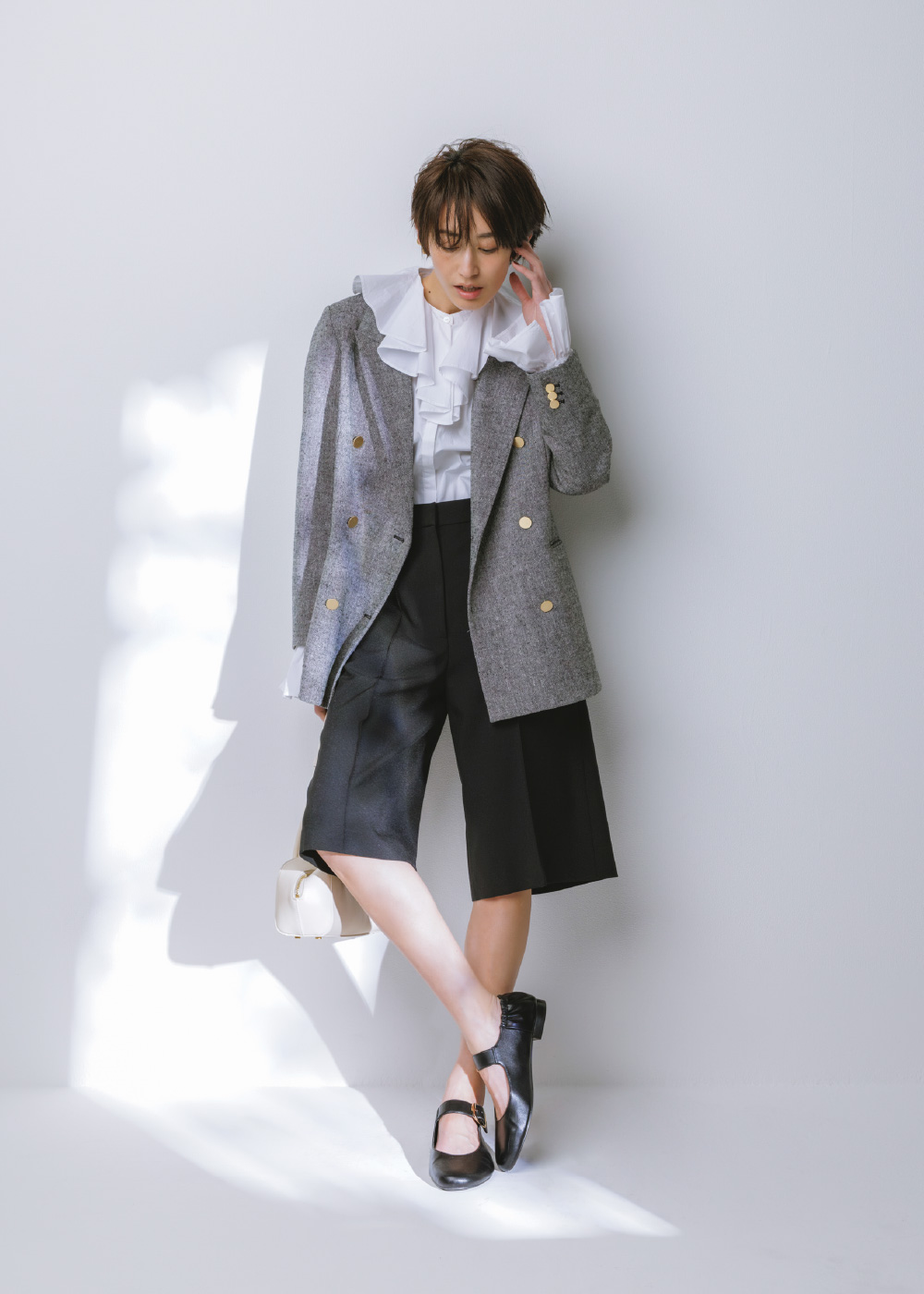メリージェーンバレエシューズ、【WEB限定カラー】ロングハンドルボストンバッグ、メタル2SETイヤーカフ、2サイズ後ろゴムセンタープレスハーフパンツ、デタッチャブルラッフルブラウス、金釦ダブルブレストツイードロングブレザーの着用イメージ