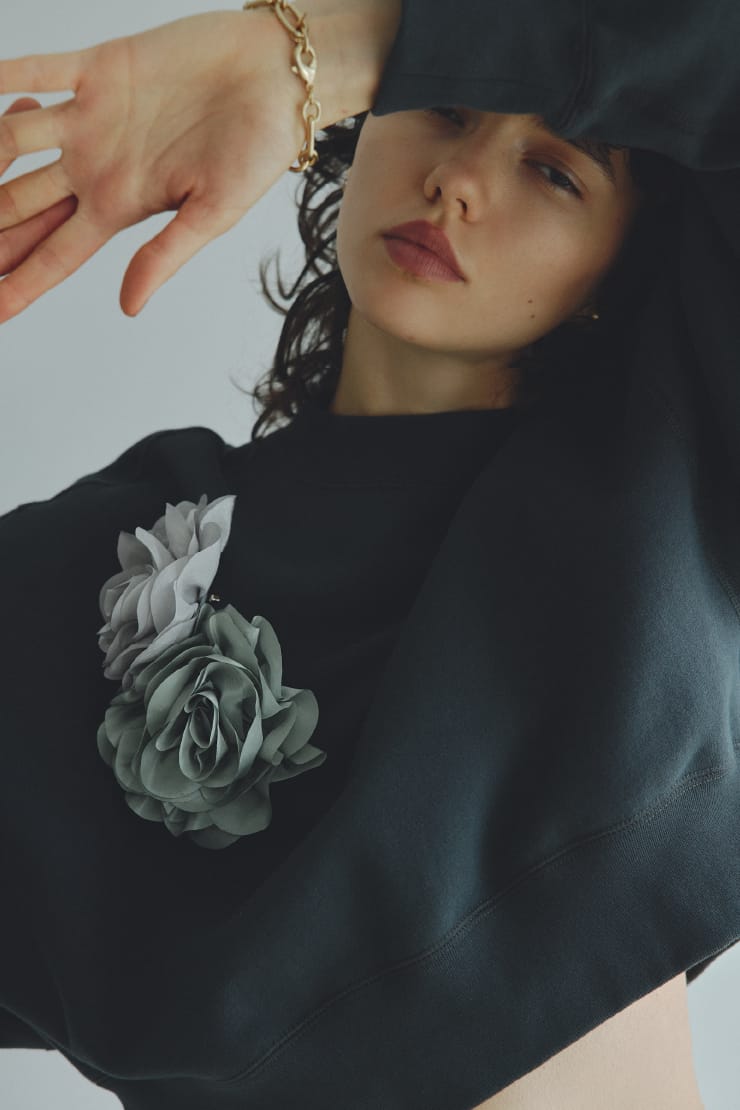 24’ SPRING COLLECTION PRE ORDERの服を着用している女性モデルの画像14