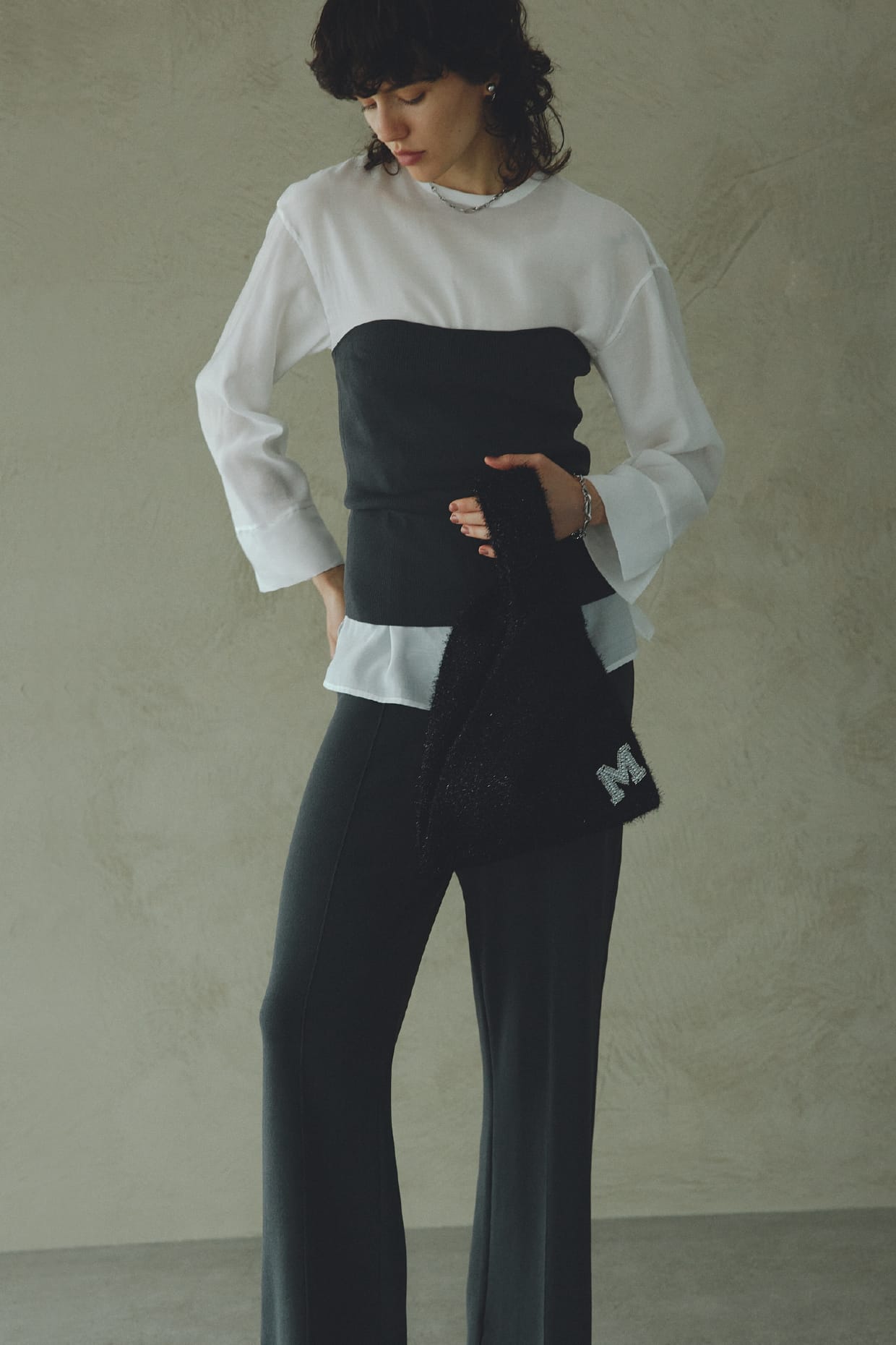 24’ SPRING COLLECTION PRE ORDERの服を着用している女性モデルの画像18