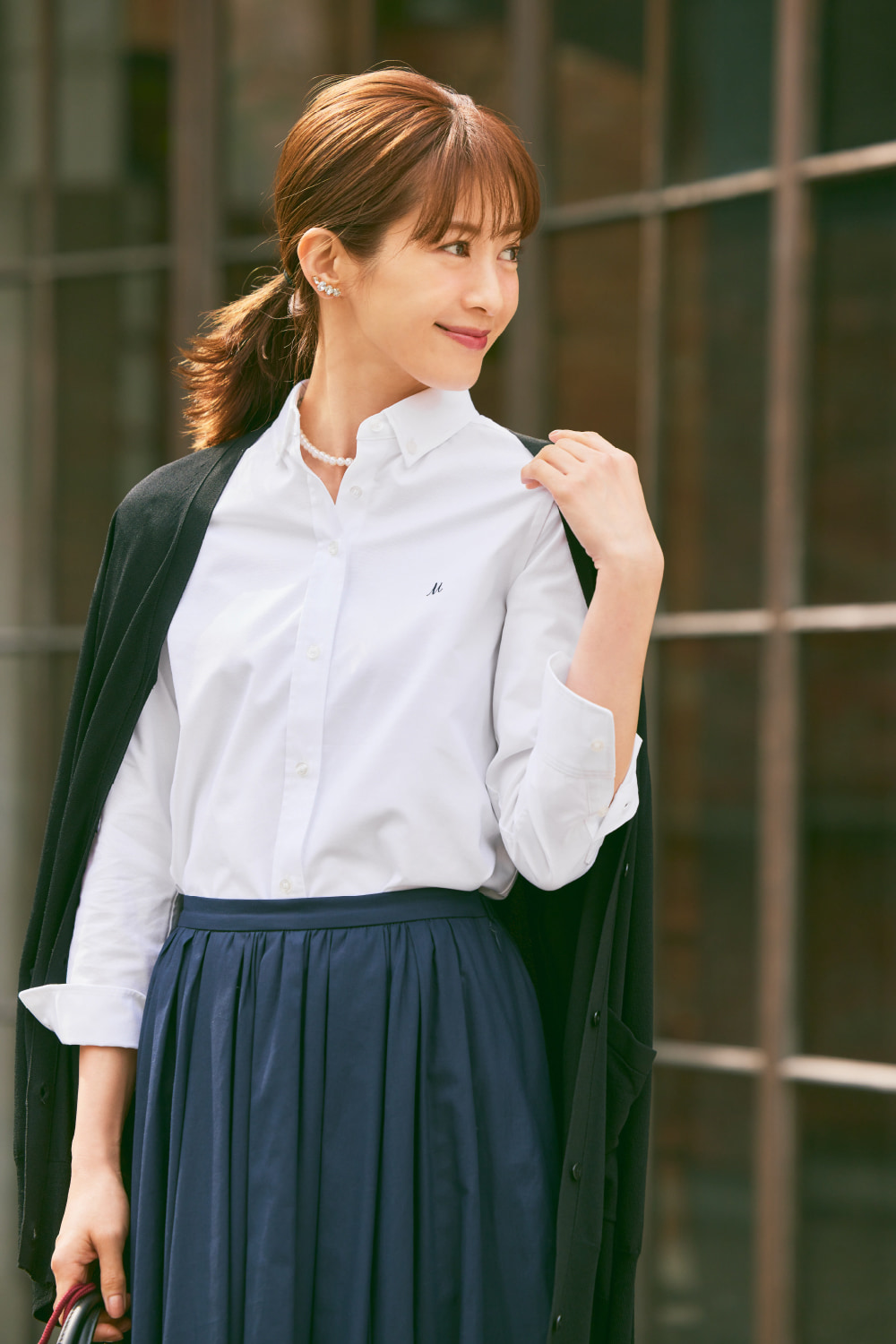Shirt 16,500yen/Cardigan 7,920yen/Skirt 10,670yen/Necklace 4,620yen/Earrings 4,180yen/Bag 9,680yen/Shoes 10,780yen