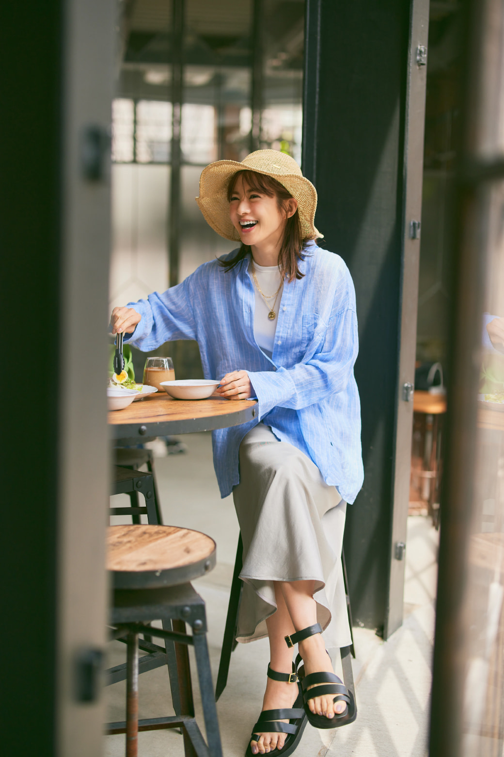 Shirt 7,920yen/Tops 4,950yen/Skirt 9,680yen/Hat 7,040yen/Necklace(short) 4,400yen/Necklace(long) 4,620yen/Sandals 11,990yen